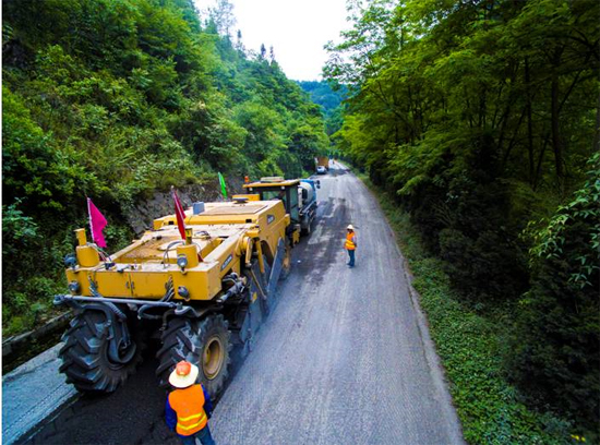 徐工成套道路机械助力安康省道部分路段建设