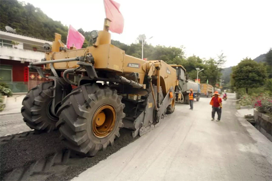 徐工成套道路机械助力安康省道部分路段建设