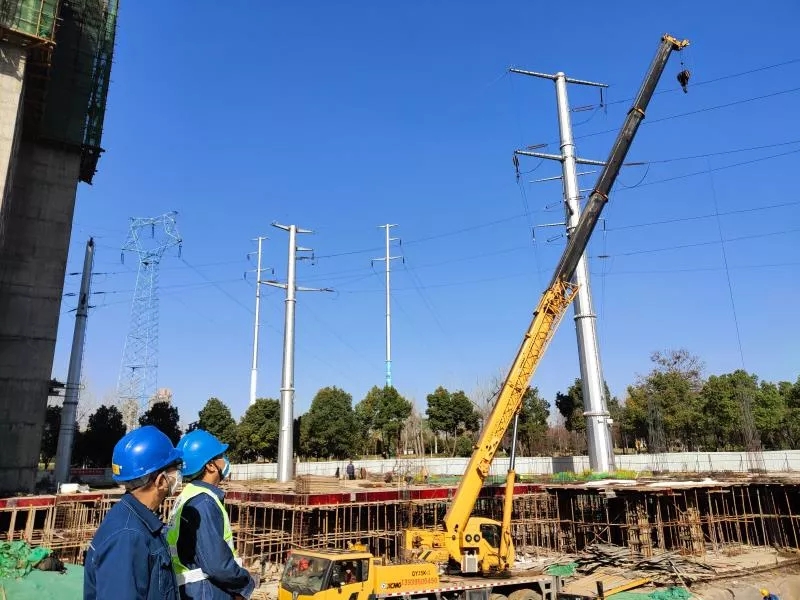 徐工吊车在Ⅰ郾漯线37号和38号线杆下移吊水泥罐