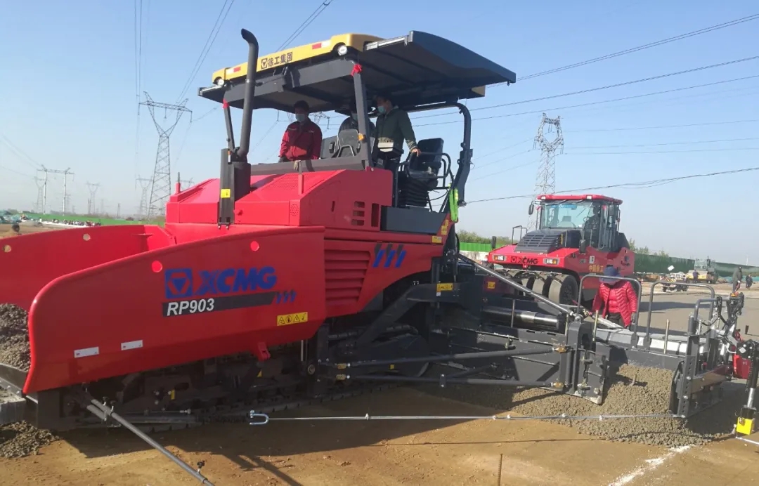 抵达河南的徐工中国红尊贵限量版RP903摊铺机进行稳定土施工