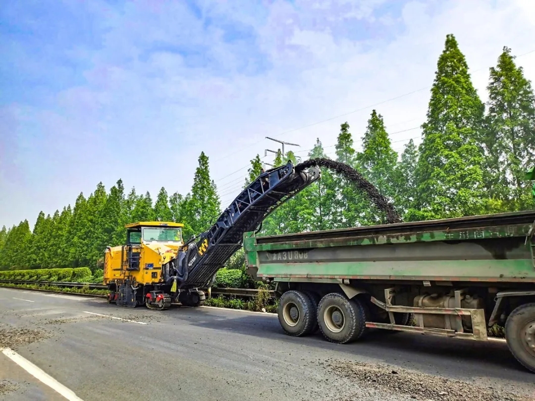 6台徐工大型铣刨机XM200KⅡ集结沪杭甬高速公路，助力该高速拆除工程