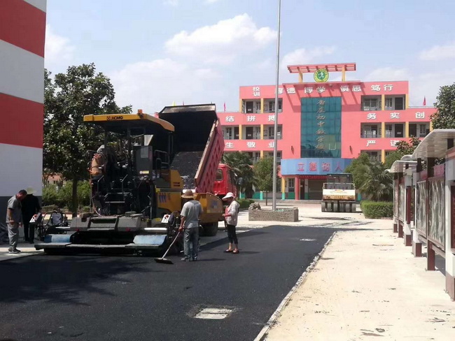 徐工摊铺机助力登封市唐庄初级中学校园道路施工