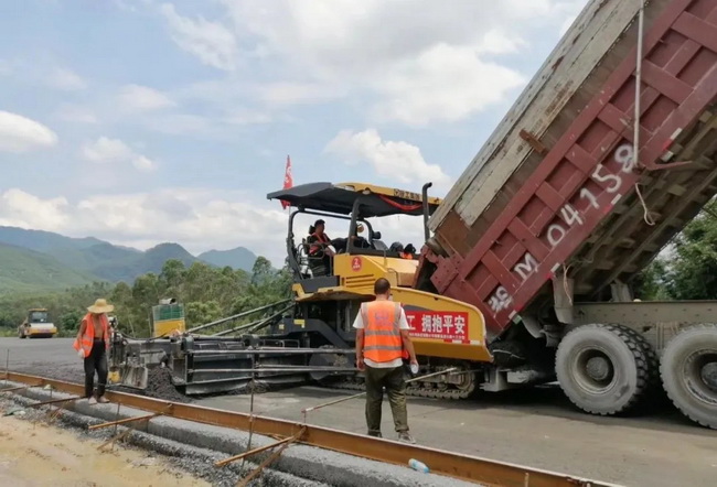 徐工成套道路机械设备组团施工韶新高速