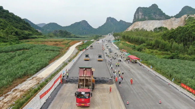 徐工无人驾驶压路机再现新柳南高速