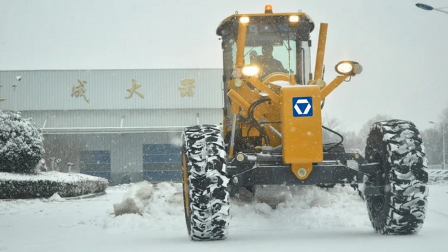 徐工平地机为公路除雪