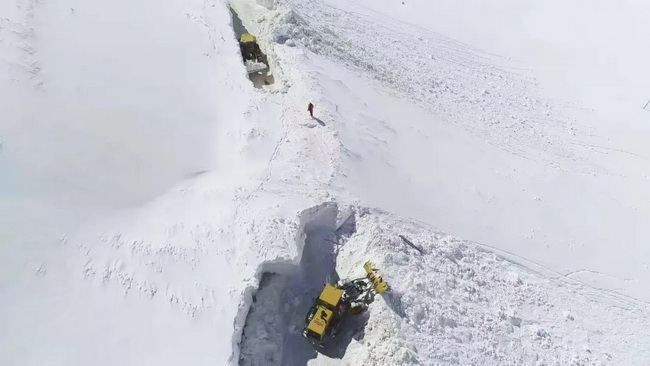 徐工LW500KV装载机道路除雪作业