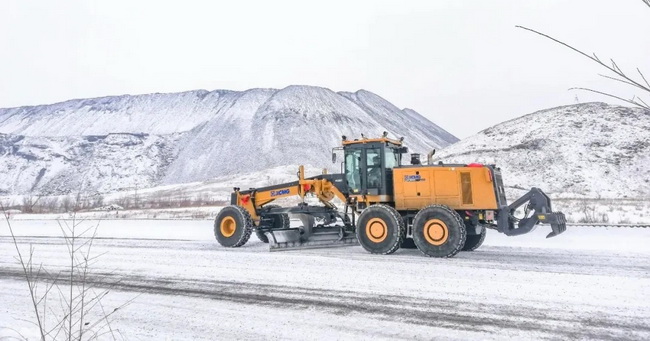 徐工平地机在露天煤矿进行除雪工作