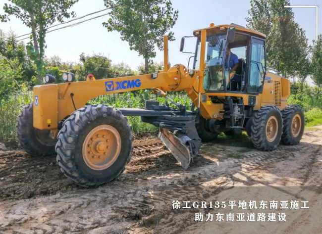 徐工GR135平地机助力东南亚道路建设