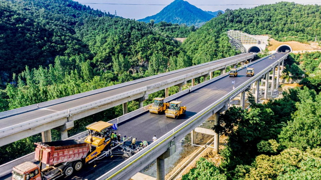 徐工无人集群道路机械在河南高速上首次进行的无人化集群施工应用