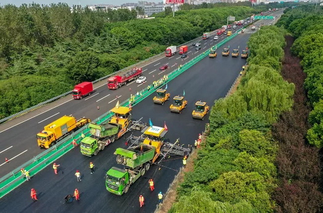 徐工无人驾驶摊压机群江苏高速路面养护施工